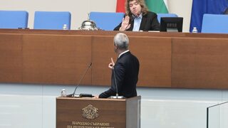 Въпроси за руска пропаганда в училище предизвикаха скандал почти до бой в парламента