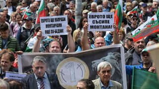 Фотогалерия: Противниците на еврото шестваха в София и други градове