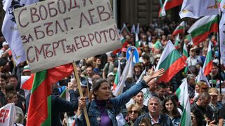 Фотогалерия: Противниците на еврото шестваха в София и други градове