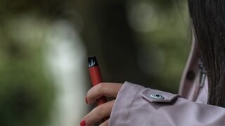 Икономическата комисия гласува на второ четене забраната за продажба на вейпове