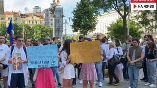 "Искаме да лекуваме без да гладуваме": Поредният протест на медицинските специалисти (видео)