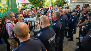 Стотици симпатизанти на "Възраждане" протестират пред парламента срещу еврото