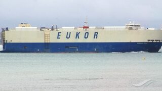Гори товарен кораб с 3000 автомобила, изоставен край Аляска