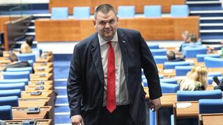 Пеевски поиска имунитетите на депутати от "Възраждане", граждани започнаха <span class="highlight">петиция</span> за забрана на партията
