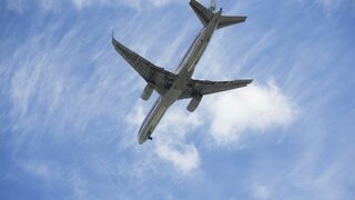 Девет пътници бяха ранени при силна турбуленция със самолет на "Райънеър"