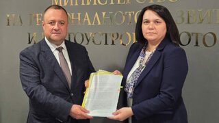 Кмет премина към Пеевски, два дни по-късно регионалният <span class="highlight">министър</span> обяви финансиране за общински проекти