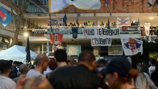 Преследвани и нападани: защо тормозят журналисти в Сърбия
