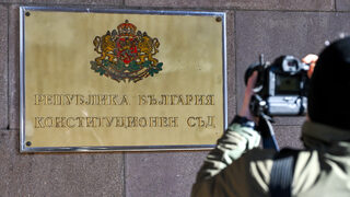 Конституционният съд допусна само един от въпросите на Радев за референдума за еврото