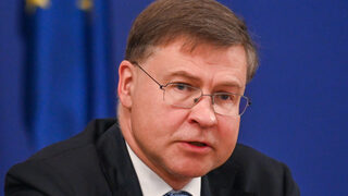 Еврото не отменя отговорностите на властта и бизнеса в България, заяви Домбровскис