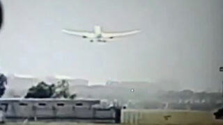 Ново видео показва как самолетът на <span class="highlight">Air</span> India губи височина след излитането и катастрофира