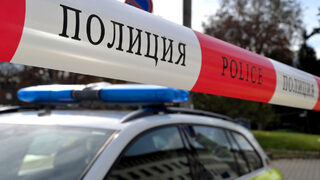 Мъж влачи до кръв куче с автомобил, след ден животното умря
