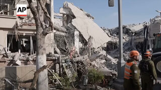 Иранска ракета уби двама души и рани 19 след попадение до жилищни сгради в Централен Израел