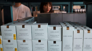 Почина човекът, превърнал Estée Lauder в световен гигант