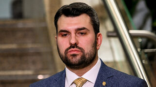 Министър на ГЕРБ наруши закона и гласува със снимка на лична карта, цяла секционна комисия замълча