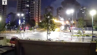 Видеокамера показва момента, в който иранска ракета удря жилищна сграда в Петах Тиква