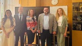 Производител на соларни панели от САЩ огледа бившата <span class="highlight">цигарена</span> <span class="highlight">фабрика</span> в Благоевград