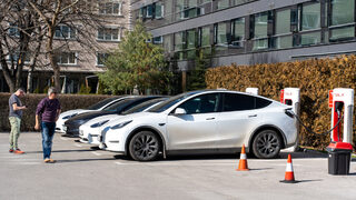 Зарядните станции на <span class="highlight">Tesla</span> в София и Пловдив стават платени