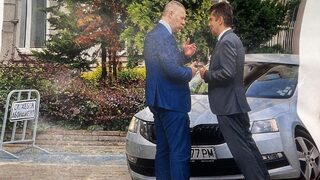 Опозицията очаква антикорупционната комисия да запази шефа си, Пеевски размаха снимка със Славчев и Петков