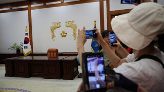 Фотогалерия: Синята къща посреща множество посетители преди идването на държавния глава