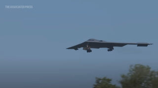 Бомбардировачите B-2 се завърнаха в базата си след ударите по иранските ядрени обекти (видео)