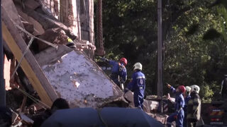 Кадри показват разрушенията, след като руски дрон порази жилищна сграда в Киев и уби петима души