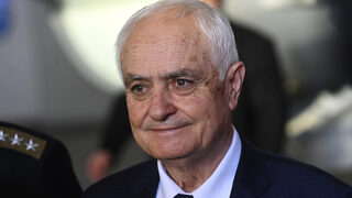 Министърът на отбраната иска специални пунктове за управление в случай на война