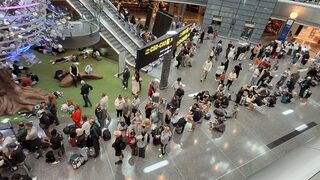 Хиляди пътници са блокирани часове наред на летищата в Доха и Дубай