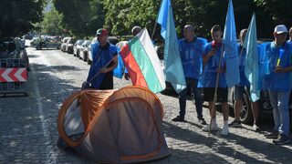 Протест на работещите в градския транспорт блокира движението пред Столичната община