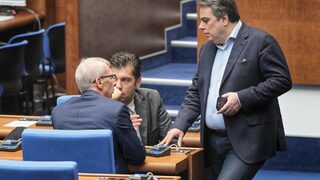 След труса: "Продължаваме промяната" търси изход от кризата и начин да спре роенето в партията