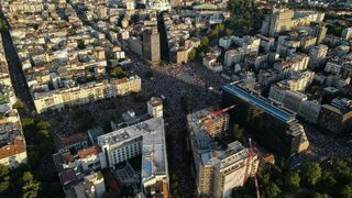 Поредният голям митинг срещу Вучич в Белград не мина без инциденти и арести