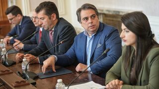 Асен Василев не вижда проблем партийното ръководство да иска назначаването на кадри по места