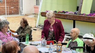Песни, танци и поезия: "Джулай морнинг", но в дом за възрастни хора