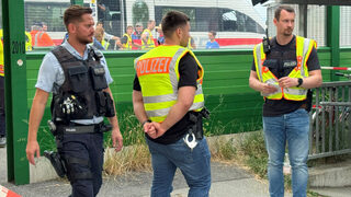 Пътници обезвредиха нападател с чук във влак в Германия