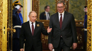 Руски двуглас: Москва още хвали Вучич, емисарите ѝ го предупреждават