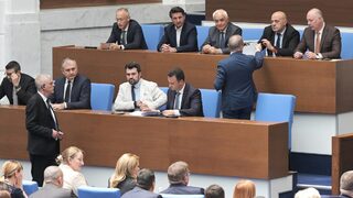 И третият вот на недоверие не мина, Пеевски заяви подкрепа за пълен мандат