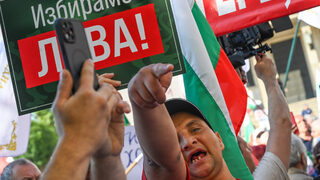 Протестиращи срещу еврото блокираха движението в центъра на София