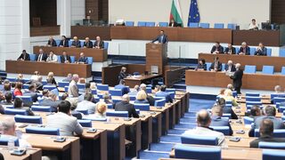 Парламентът прие на първо четене намаление на платеното обучение с до 25%, но се очакват промени
