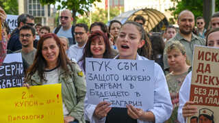 Лекариите <span class="highlight">специализанти</span> ще чакат 2 седмици предложения за минималната им заплата