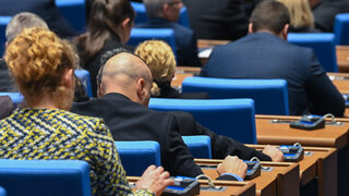 Управляващите и Пеевски спряха изслушване за разбитата нелегална цигарена фабрика