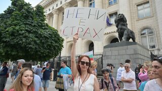"Да свалим бухалките на дерибеите": Хиляди протестираха срещу политическата репресия (видео)