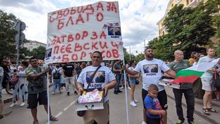 Стотици се събраха в началото на протеста за правосъдие в София (видео)
