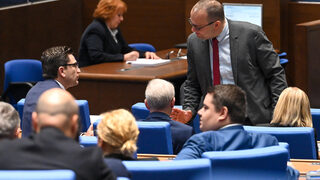 Със съмнения, че общините на Пеевски са с приоритет, депутатите увеличиха общинските проекти