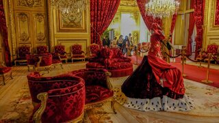 Версаче в Лондон, Шанел в Монако: модните изложби в Европа, които да посетите това лято