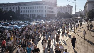 Фотогалерия: Протестът "Нямате <span class="highlight">белезници</span> за всички" събра хиляди в София