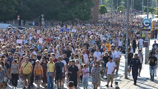 Фотогалерия: Протестът "Нямате <span class="highlight">белезници</span> за всички" събра хиляди в София