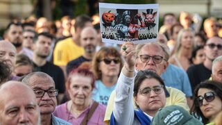 Фотогалерия: Протестът "Нямате <span class="highlight">белезници</span> за всички" събра хиляди в София