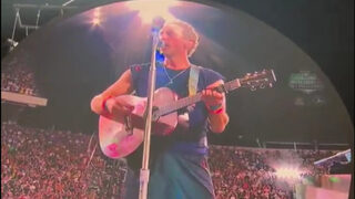 Coldplay предупредиха феновете си на <span class="highlight">концерт</span>, преди да ги покажат на голям екран