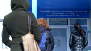 Разходите за обезщетения на безработни, работили в Западна Европа, се свиха наполовина