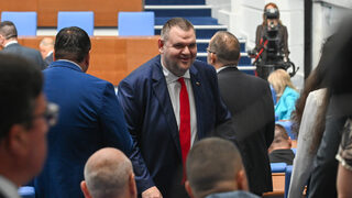 Ще щракне ли капанът "антикорупционна комисия", заложен от Пеевски