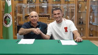 Вратар на националния <span class="highlight">отбор</span> по футбол ще играе под наем в испанската втора дивизия